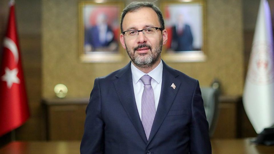 Bakan Kasapoğlu’ndan milli yüzücü Baturalp Ünlü’ye tebrik