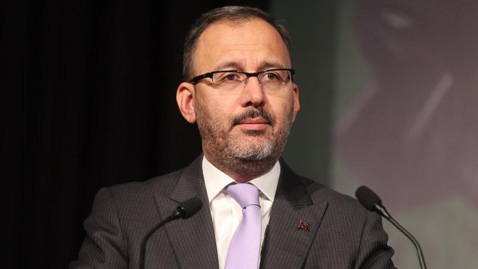 Bakan Kasapoğlu, dünya şampiyonu Rıza Kayaalp’i tebrik etti