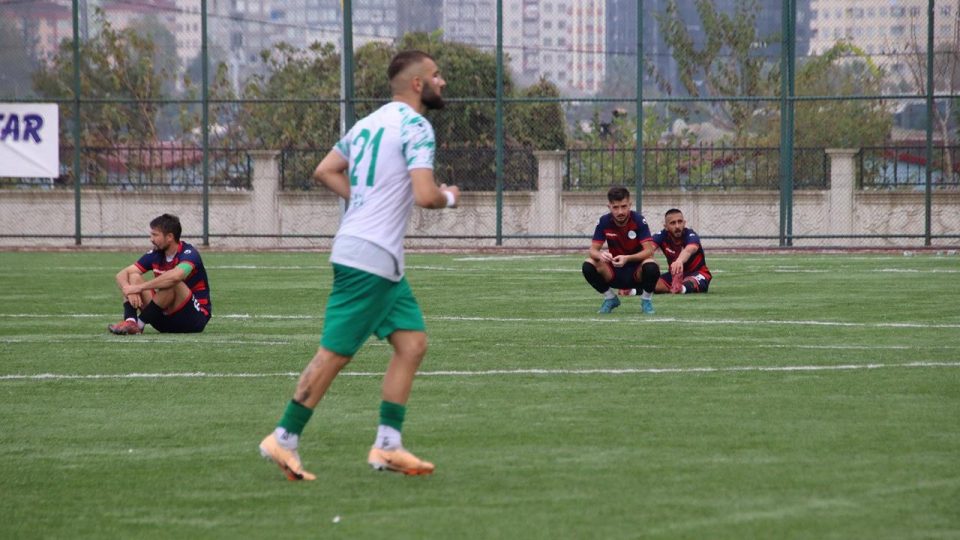 Hakemin kararını beğenmeyen futbolculardan oturma eylemi